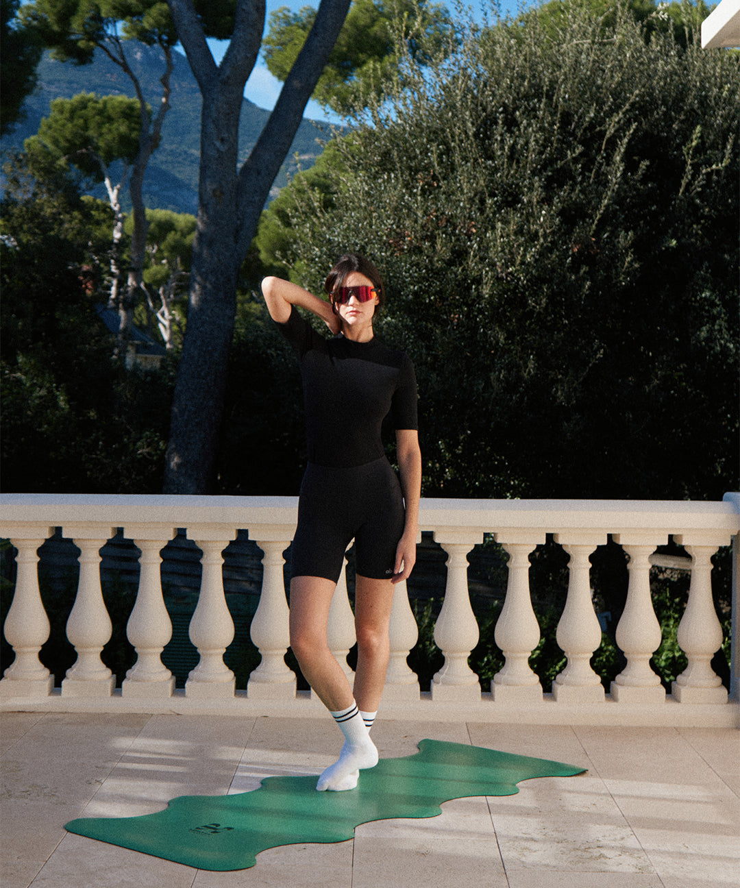 Tapis de sol pour le yoga de la marque hercule studio modèle mar couleur golf vert photo avec mannequin debout sur le tapis