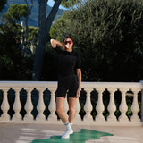 Tapis de sol pour le yoga de la marque hercule studio modèle mar couleur golf vert photo avec mannequin debout sur le tapis