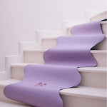 Tapis de sol pour le yoga de la marque hercule studio modèle mar couleur lavande lifestyle design dans les escaliers