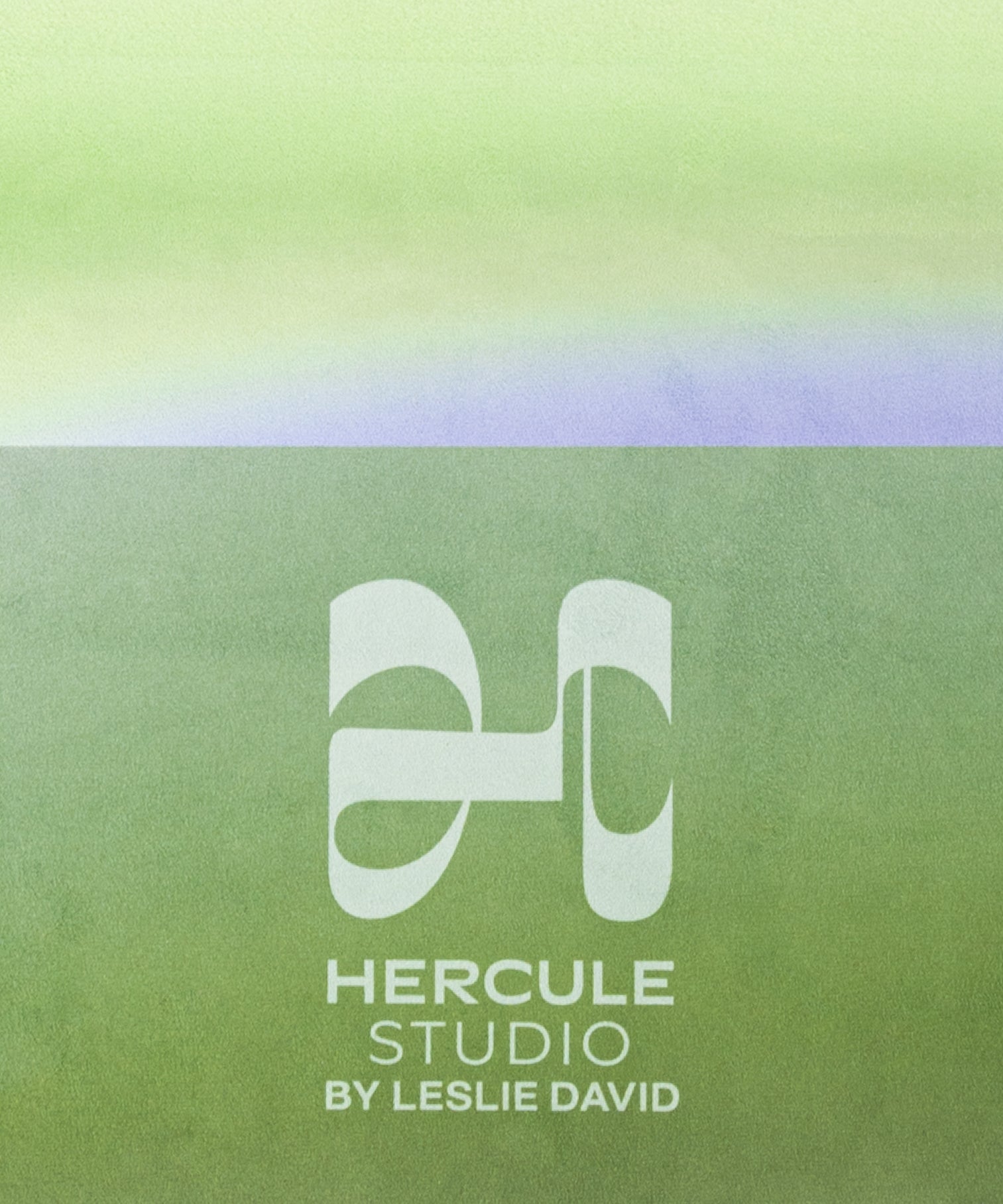 Détail texture suede du tapis yoga Breathe In, collaboration Leslie David Studio, surface douce antidérapante et lavable, finition premium