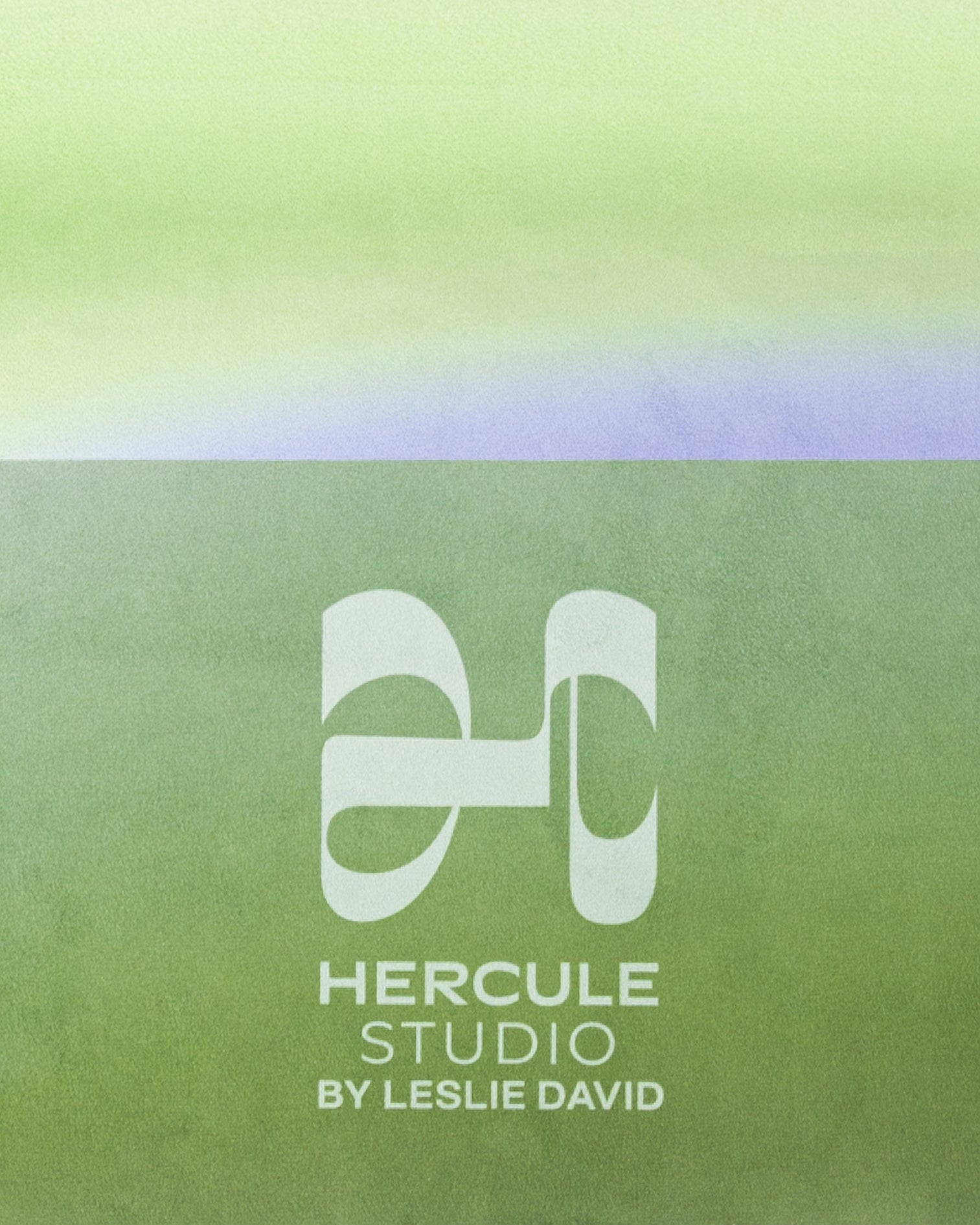 Tapis de yoga Mar de la marque Hercule Studio en collaboration avec Leslie David Studio en matière suède, couleur bleu, vert et argent Breathe In zoom logo