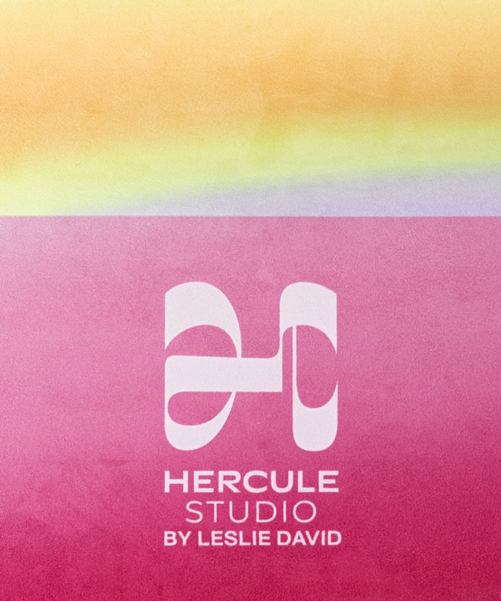 Gros plan texture suede tapis yoga Dance Out, collaboration Leslie David Studio, surface douce lavable en machine, design vibrant et créatif