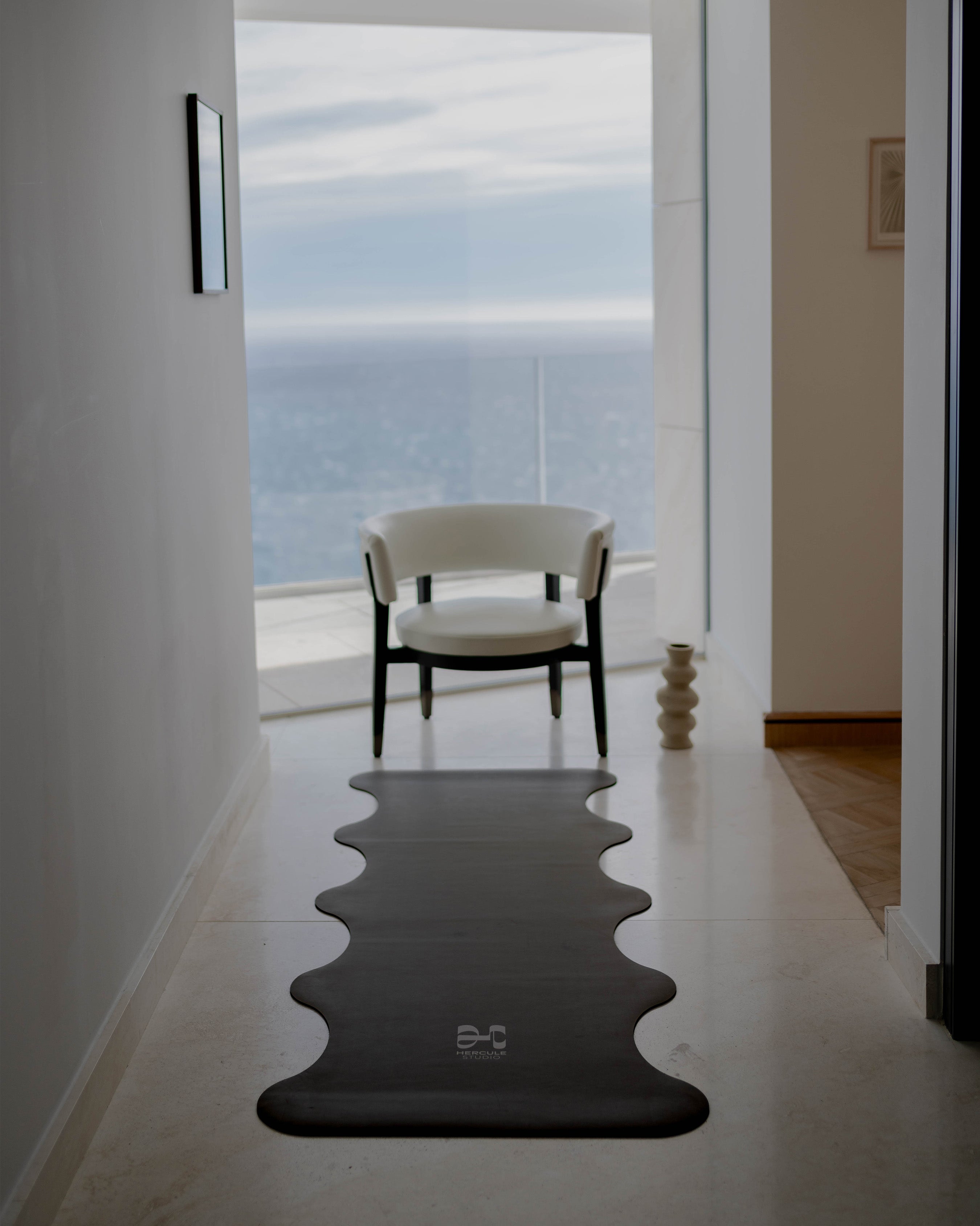 Tapis de sol pour le yoga de la marque hercule studio modèle mar couleur outrenoir photo lifestyle