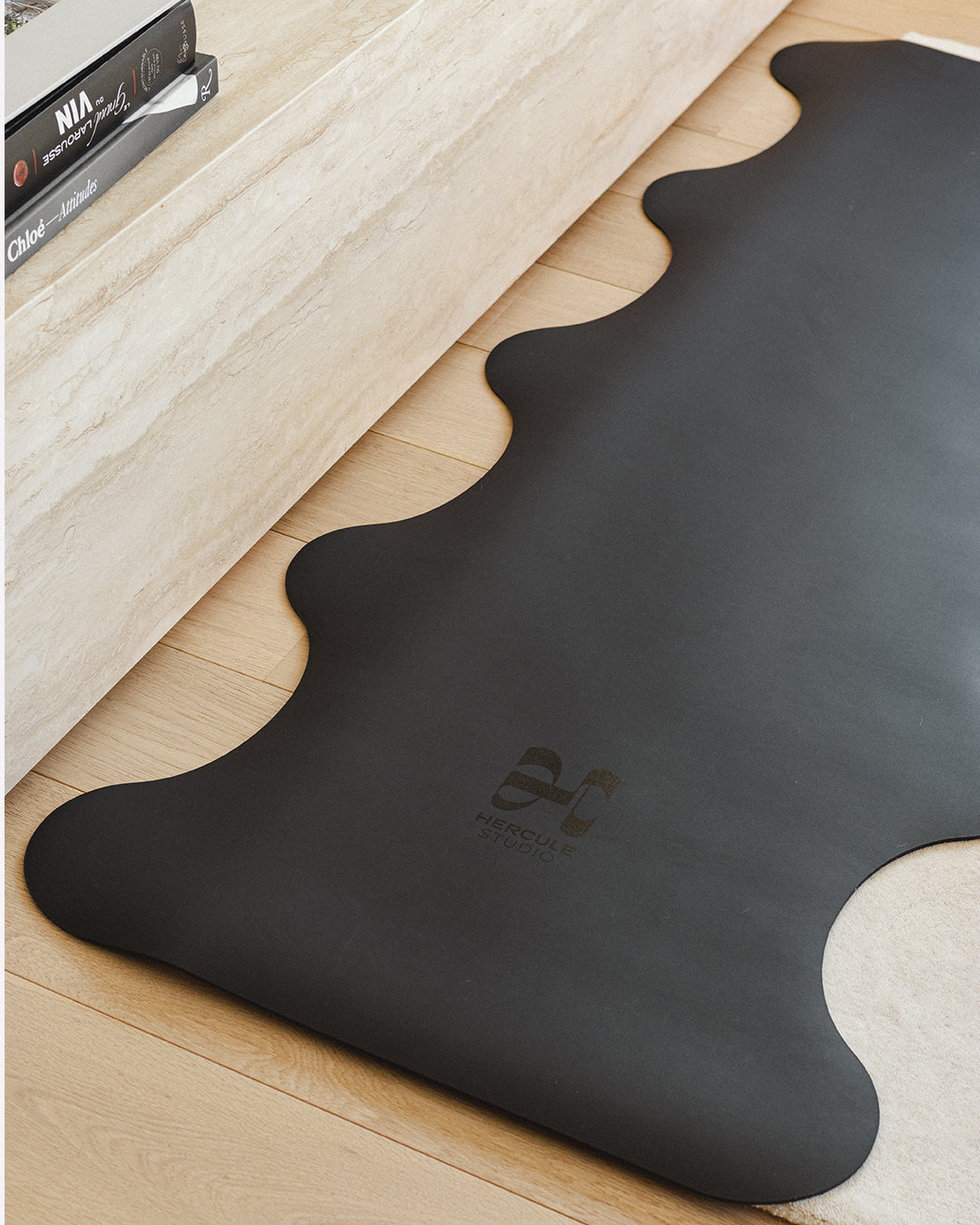 Tapis de sol pour le yoga de la marque hercule studio modèle mar couleur outrenoir photo lifestyle zoom vague