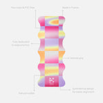 Tapis de yoga Mar de la marque Hercule Studio en collaboration avec Leslie David Studio en matière suède, couleur bleu, vert et argent Dance Out packshot avec éléments de réassurance