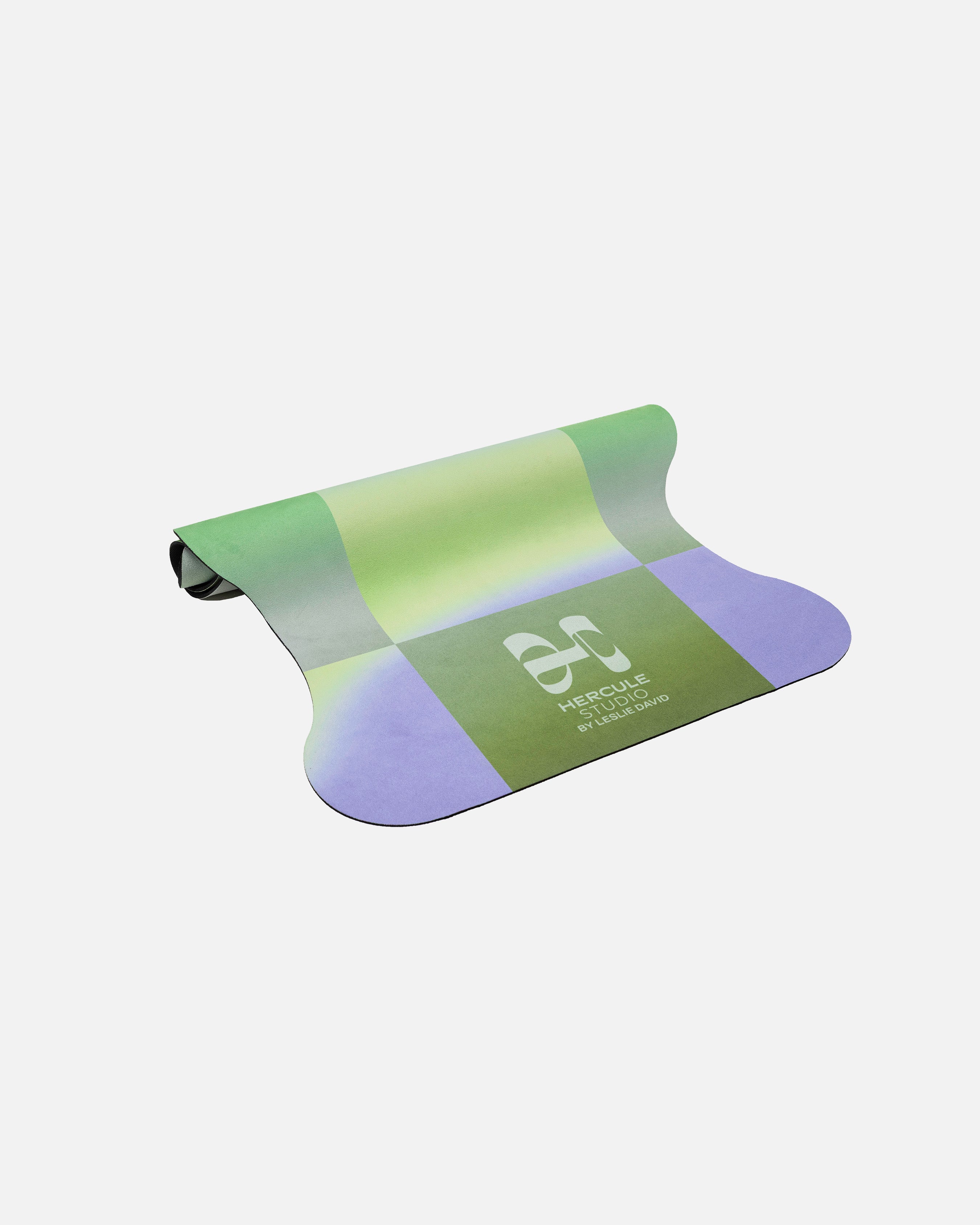 Tapis de yoga Mar de la marque Hercule Studio en collaboration avec Leslie David Studio en matière suède, couleur bleu, vert et argent Breathe In