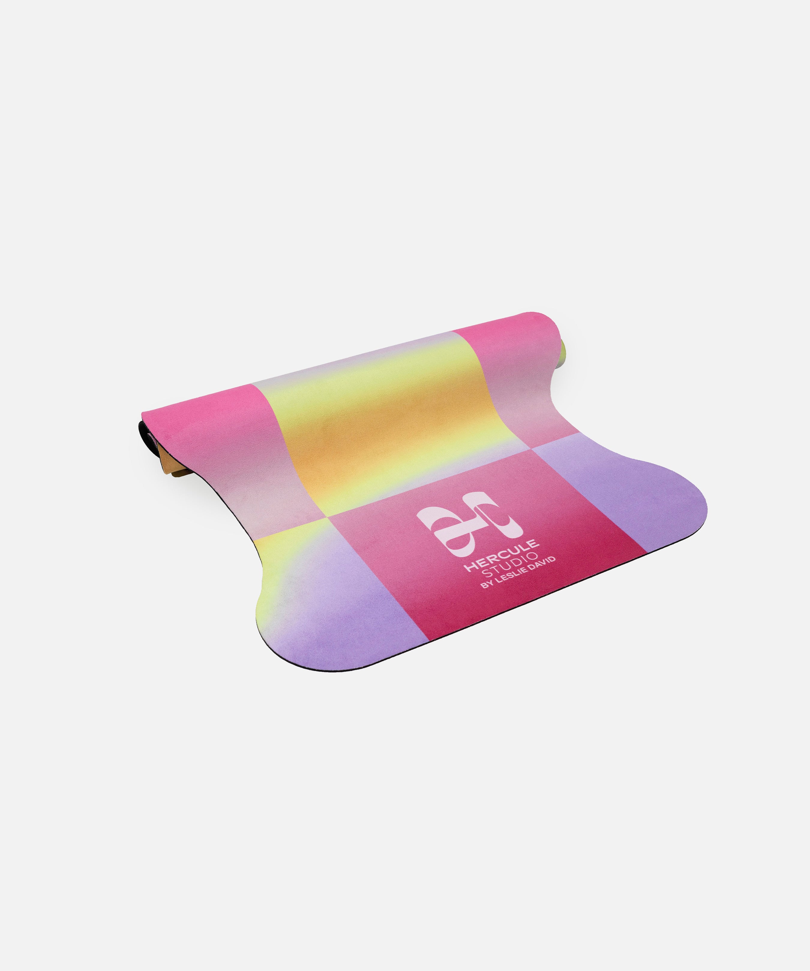 Packshot semi-roulé tapis yoga Dance Out Hercule Studio, tapis design coloré en suede, édition limitée pour pratique yoga moderne