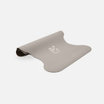 Tapis de sol pour le yoga de la marque hercule studio modèle mar couleur greige packshot semi roulé