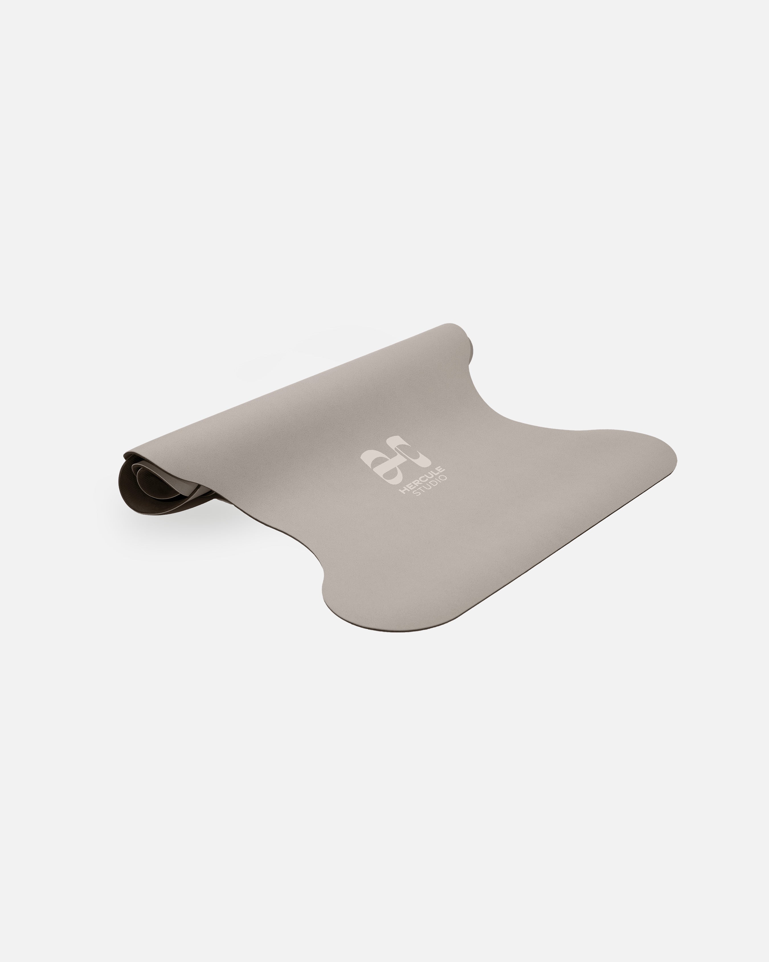 Tapis de sol pour le yoga de la marque hercule studio modèle mar couleur greige packshot semi roulé
