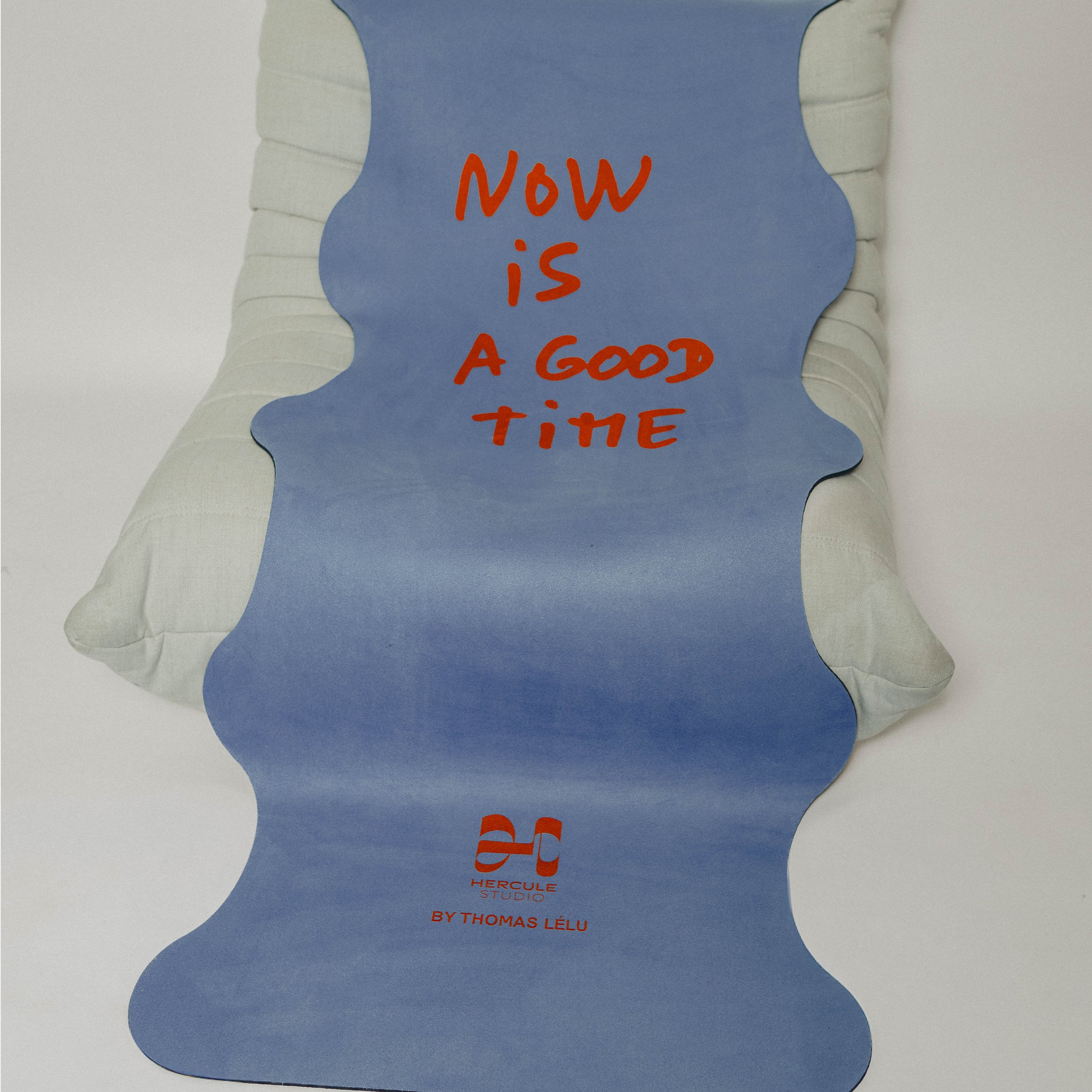 Hercule Studio x Thomas Lélu yoga mat in lifestyle setting, limited edition blue suede with red quote for inspiring session, exclusive graphic design