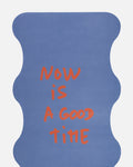 Close-up of the quote “Now is a good time” on the Hercule Studio x Thomas Lélu yoga mat, featuring an inspiring red message on a blue background