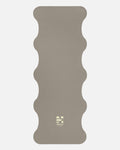 Hercule Studio Greige yoga mat unrolled, beige-grey color, natural rubber PVC-free, high grip for a zen practice