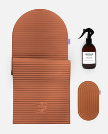 Hercule Studio terracotta essential bundle including the Archy arch-shaped sport mat, the Galé 3-in-1 comfort pad for knees and elbows and the sanitizing spray, durable Made in France Pilates and fitness bundle, packshot of grouped products